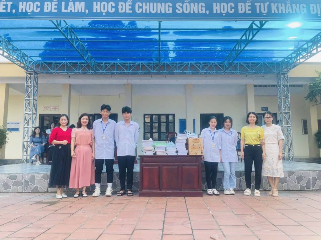 CHUNG TAY HƯỚNG VỀ ĐỒNG BÀO